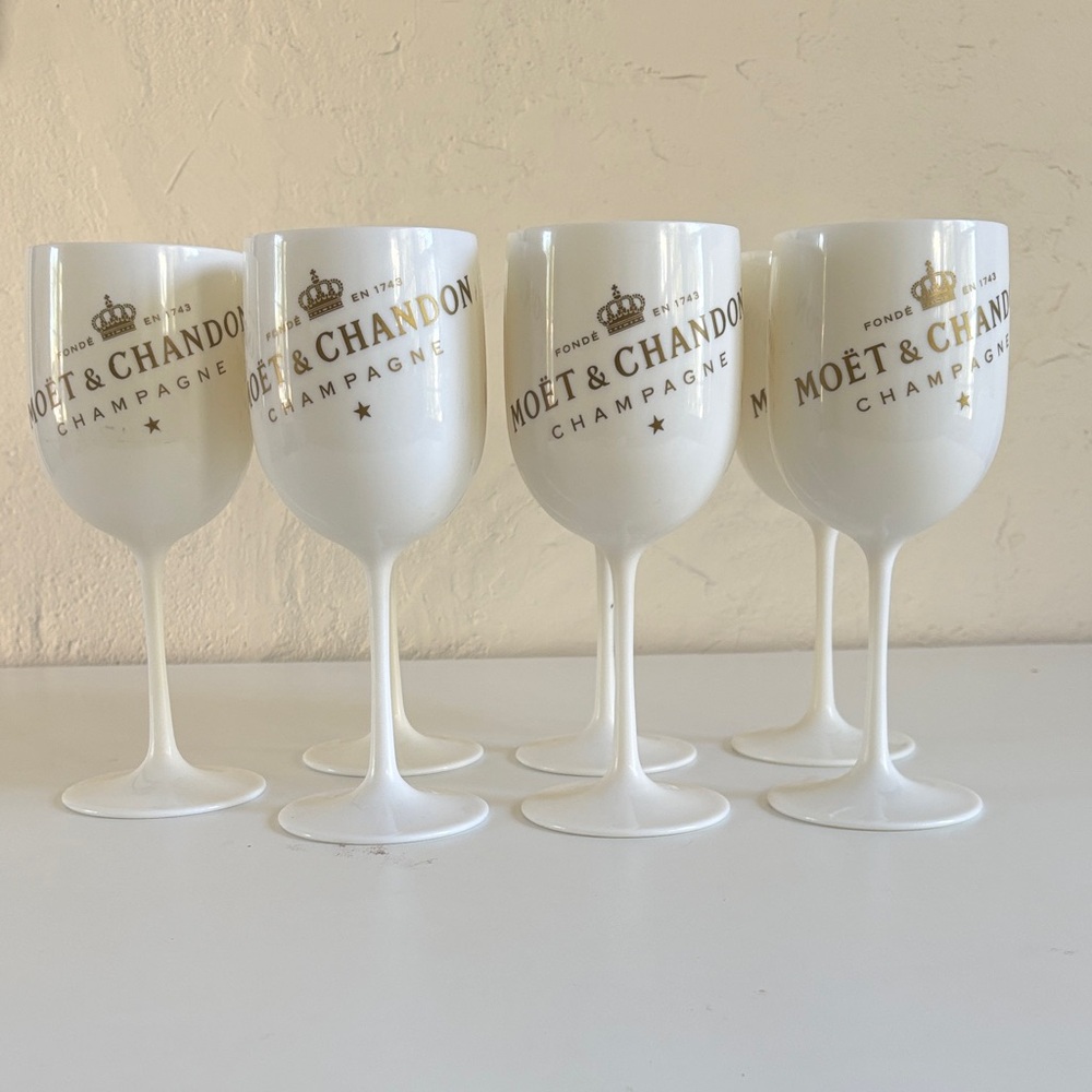 Moët & Chandon Logo Plastic Wine Glass Set of 7